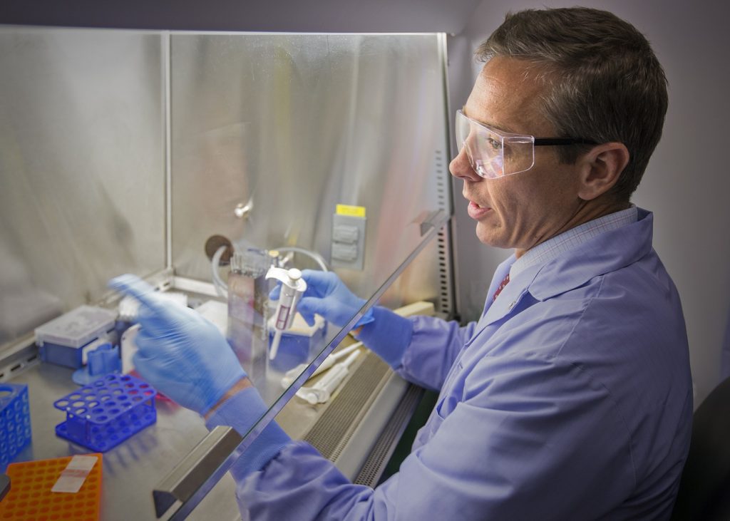 Robert Baloh, MD, PhD, au travail dans son laboratoire. Photo de Cedars-Sinaï. Robert Baloh, MD, PhD, at work in his laboratory. Photo by Cedars-Sinai.