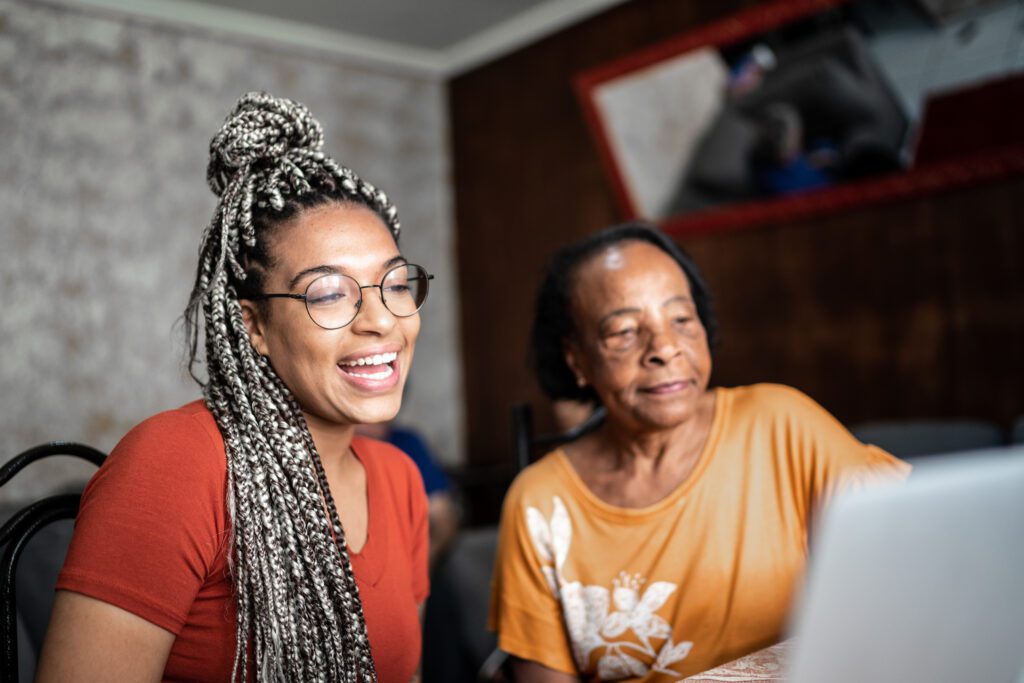 Abuela y nieta haciendo una videoconferencia en una laptop en casa Dementia advocate Aisha Adkins highlighted the disproportionate burden that black women face when caregiving for loved ones with FTD and other conditions